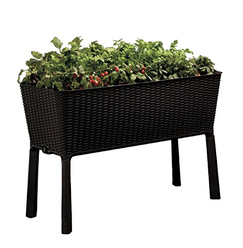 Ein Kunststoff Hochbeet mit Rattan Optik